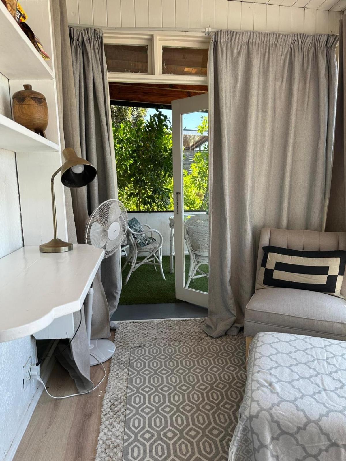 Independent Quaint Flat, Close To Beach Cape Town Bagian luar foto